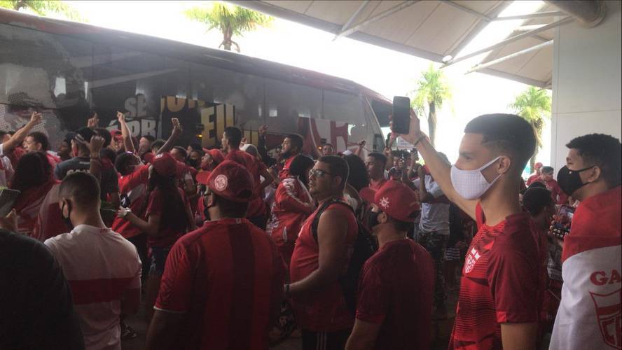 /Dezenas de torcedores foram ao Aeroporto Zumbi dos Palmares recepcionar time do CRB