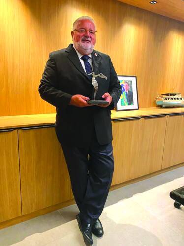 /MÁRCIO RAPÔSO, empresário do mercado imobiliário, recebeu o troféu Colibri Amigo do Creci pelos 42 anos de elevação e transparência da classe