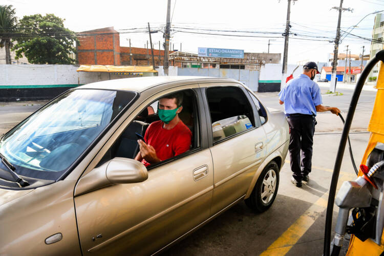 /Maceió, 16 de fevereiro de 2021
Motorista por aplicativo abastecendo o veículo. Muitos estão reclamando do aumento da gasolina e optando por alternativas em Maceió. Alagoas - Brasil.
Foto:@Ailton Cruz