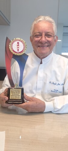 /O cirurgião e professor da Ufal PAULO JOSÉ DE MORAES recebeu troféu da Academia Alagoana de Odontologia por seus 50 anos de exercício profissional